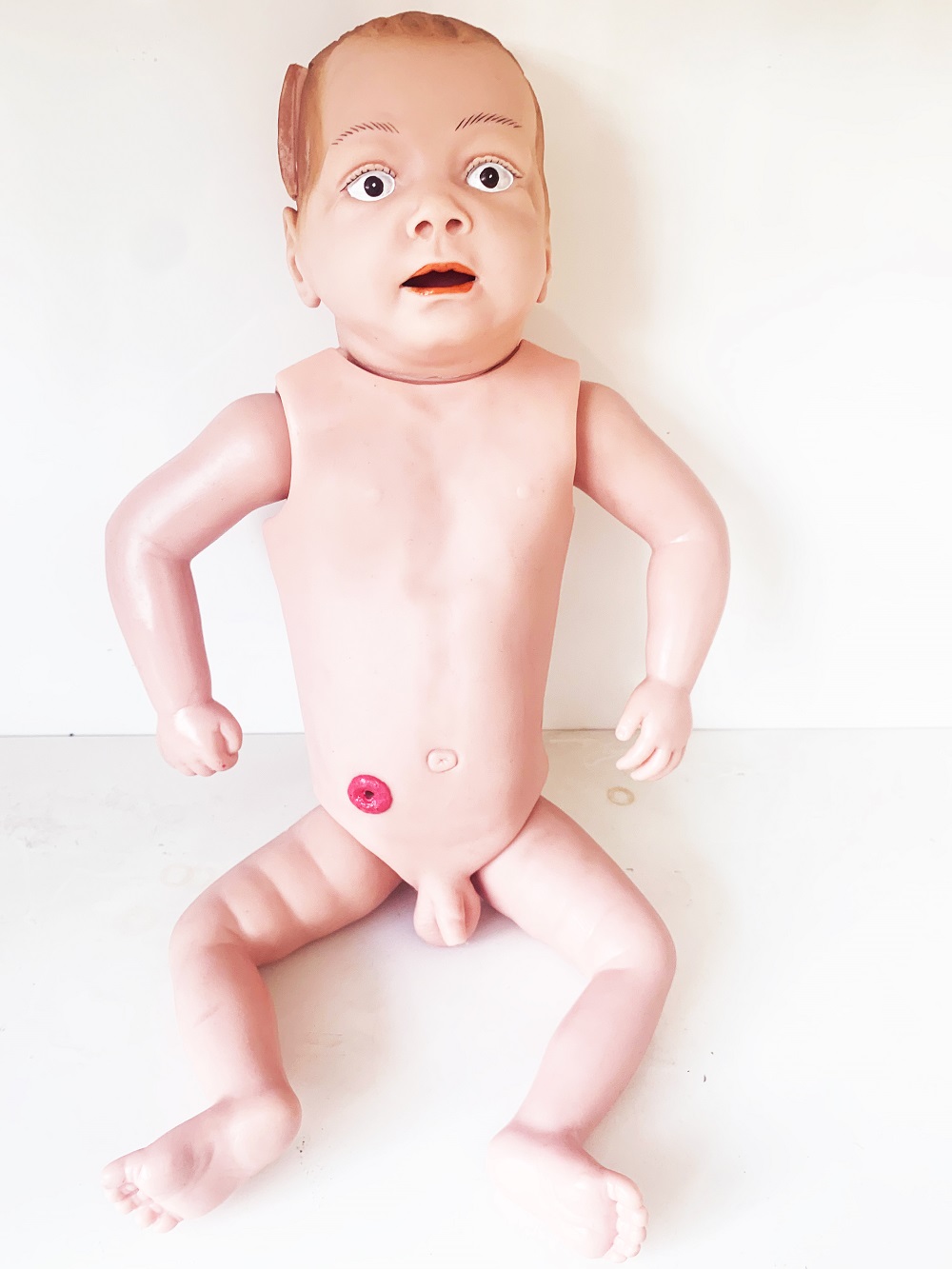 Maniquí de enfermería y cuidado infantil pediátrico